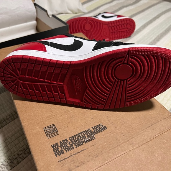 Size 10 - Jordan 1 Low Bred Toe 2021 - Picture 7 of 16